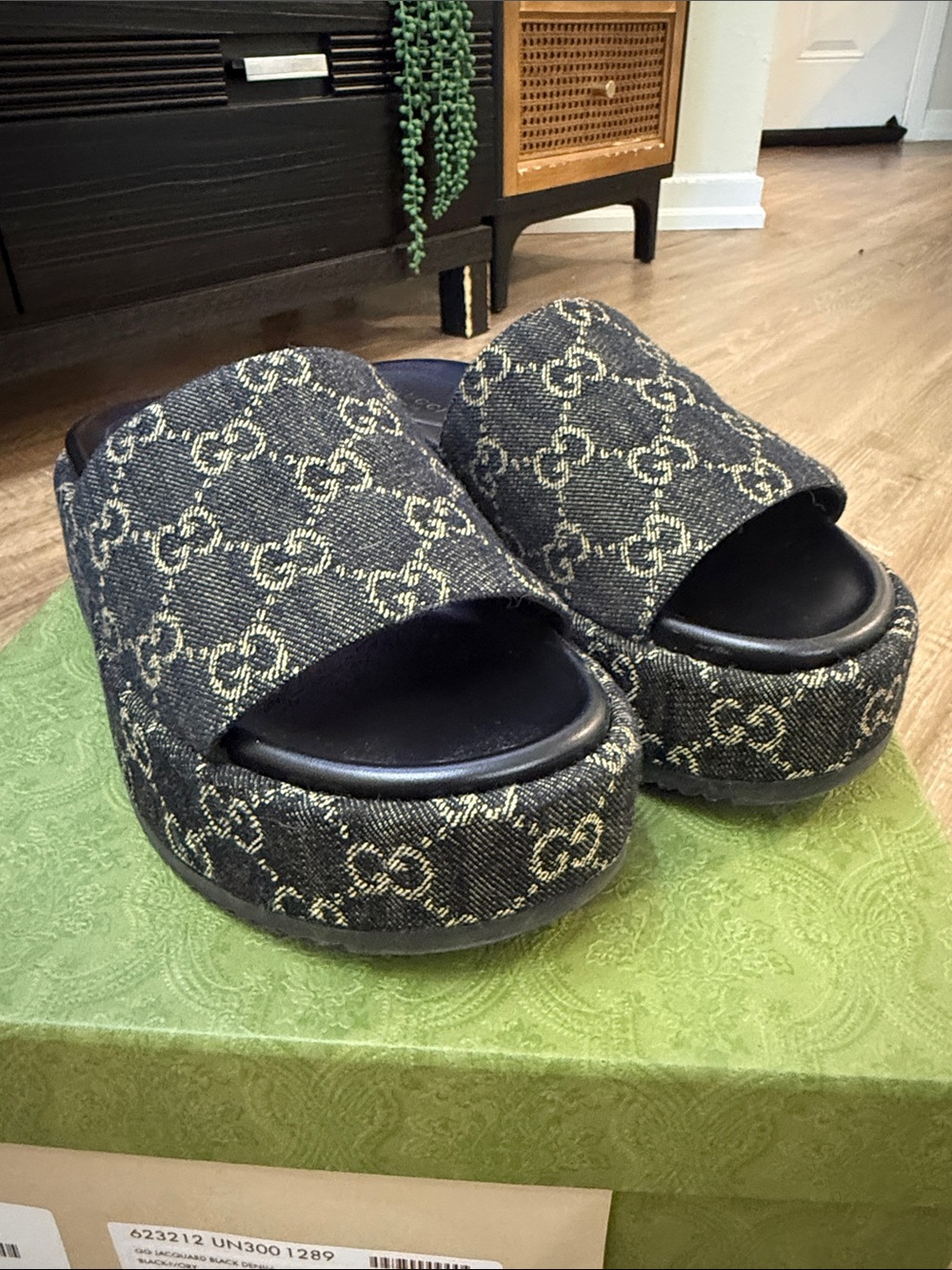 Gucci Black and Ivory Women's Sandals Box Label - Picture 4 of 4
